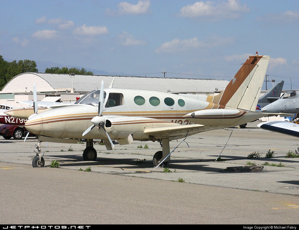 Cessna 411 один из первых административных самолетов такого размера